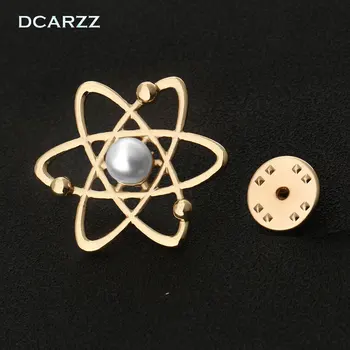 DCARZZ Atom Melecule Mokslo Pin,Perlo Mokslo Simbolis Sagė,Protonų Neutronų Branduolį, Papuošalai, Dovana Vėpla,Geeks,Mokslininkai