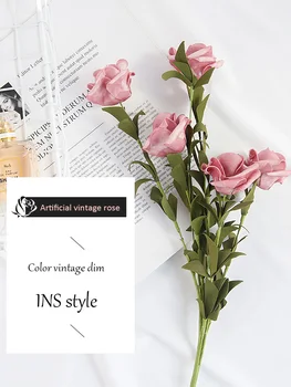 INS Stiliaus Dirbtinio Vintage Rose Stalo Dekoravimas Gėlėmis, Kosmetikos Vyno Nuotrauka Fone Fotografijos Fotografia Nuotrauka