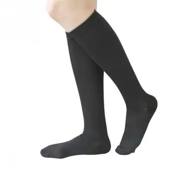 Multi - color slėgio venų išsiplėtimas, kojų suspaudimo puskojinės paramos skausmas kelio sąnario sporto kojinės paramos ruožas kvėpuojantis futbolo kojinės