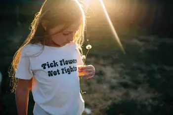 Pasiimti gėlės ne kovoja vaikams marškinius, taikos prieš patyčias vaikų marškinėliai protesto kovoja meilės, taikos vaikams tees