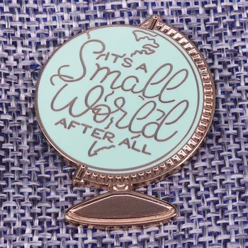 Tai mažas pasaulis juk ženklelis derliaus pasaulyje sagė pasaulio žemėlapyje nuotykių pin aistra dovana kelionės citata papuošalai