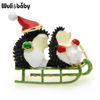 Wuli&baby Du Enam Ežys Sagė Dėvėti Kalėdų Skrybėlę Žalios Pirštinės Sėdi Rogės Mielas Gyvūnų Sagės Smeigtukai Naujųjų Metų Dovana